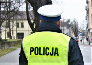 umundurowany policjant z kamizelką odblaskową z napisem Policja