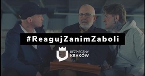 starszy mężczyzna siedzi między dwoma młodymi mężczyznami, napis reaguj zanim zaboli