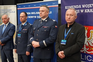 10. od lewej M. Kwiatkowski, K. Dymura, M. Ledzion i L. Handzel podczas briefingu prasowego
