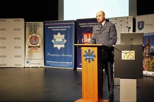 24. Rzecznik prasowy ZK, mjr D. Janik podczas wygłaszania wykładu