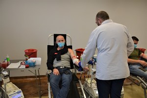 5. mężczyzna oddaje krew, przy nim pracownik RCKiK