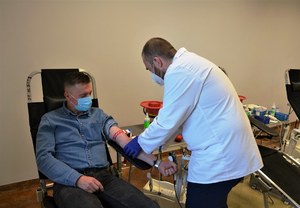 10. pracownik komendy podczas przygotowania do oddawania krwi, pracownik RCKiK założył mu opaskę uciskową