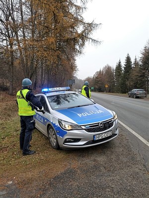 3. posterunek blokadowy przy DK 75, policjanci przy radiowozie