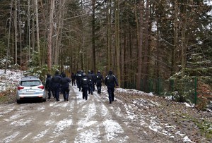 6. policjanci prewencji ruszają w teren leśny