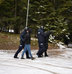 10. policjanci prowadzą zatrzymanych