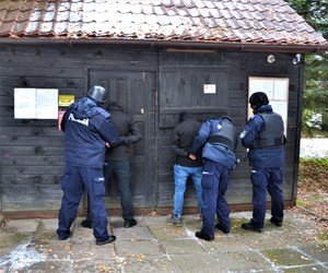 11. policjanci przeszukują zatrzymanych