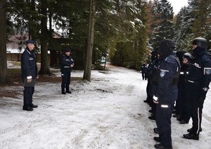 12. naczelnicy pionu prewencji podsumowują ćwiczenia - dwóch naczelników stoi przed grupą policjantów