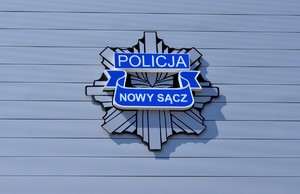 logo sądeckiej Policji, policyjna odznaka z napisem Policja Nowy Sącz