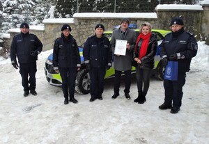 wspólne zdjęcie uczestników spotkania przy nowym radiowozie