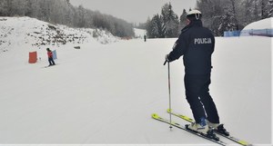 policjant na nartach patroluje stok — kopia