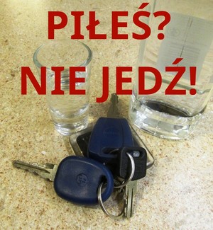 butelka z alkoholem, kieliszek i kluczyki do samochodu, czerwony napis piłeś nie jedź