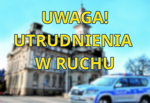napis uwaga utrudnienia w ruchu, w tle radiowóz i sądecki ratusz