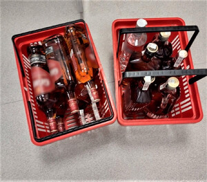 odzyskany alkohol w dwóch koszykach na zakupy