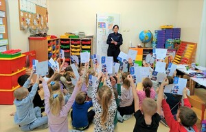 policjantka prewencji podczas prelekcji