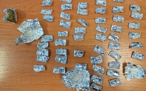 rozwinięte zwitki z zabezpieczonymi substancjami rozłożone na biurku