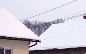 dachy domów pokryte śniegiem