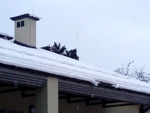 śnieg na dachu budynku