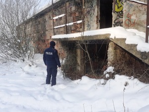 policjant sprawdza pustostany