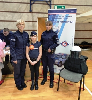 Umundurowane policjantki oraz uczestniczka balu w stroju policyjnym