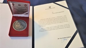 pamiątkowy medal oraz pismo z podziękowaniami dla sądeckiego policjanta