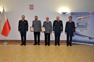 8. wspólne zdjęcie emerytowanych policjantów i komendanta oraz jego zastępców