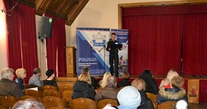 2. Zastępca Komendanta Miejskiego Policji w Nowym Sączu wita przybyłych na warsztaty seniorów