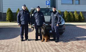 wspólne zdjęcie przed nowym radiowozem - komendant, naczelnik oraz przewodnik z psem służbowym1