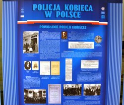 fragment banneru z plenerowej wystawy dotyczący powołania policji kobiecej