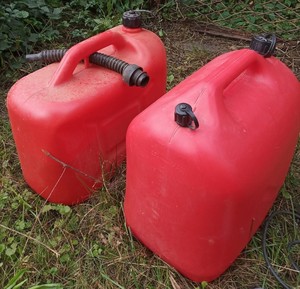 dwa czerwone kanistry - zdjęcie ilustracyjne KMP w N. Sączu