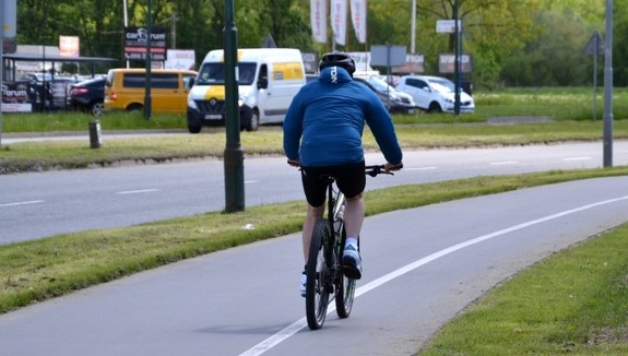 rowerzysta poruszający się ścieżką rowerową