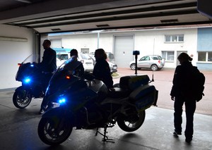 9. uczennice oglądają motocykle służbowe zaparkowane w podziemnym garażu, obok policjant