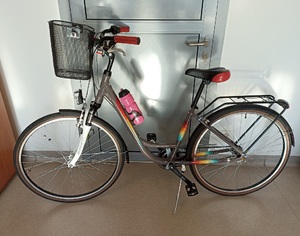 rower z koszem na zakupy - zdjęcie ilustracyjne KMP w N. Sączu