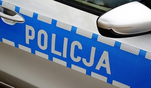 bok radiowozu z napisem Policja