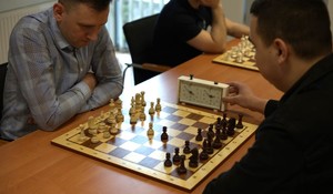 zawodnicy przy szachownicy