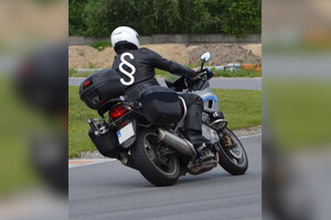 mężczyzna na motocyklu