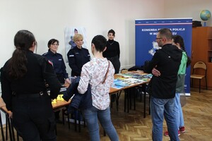 funkcjonariuszki prewencji rozmawiają z osobami zainteresowanymi wykonywaniem zawodu policjanta