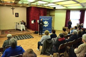 2. Komendant Dymura wita osoby, które przybyły na warsztaty