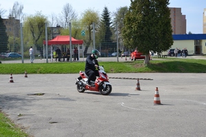 5. kierujący motorowerem pokonuje tor przeszkód