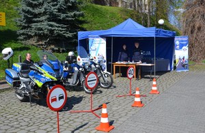 3. stoisko promocyjne sądeckiej Policji, obok zabytkowe motocykle służbowe oraz maszyny obecnie używane w służbie