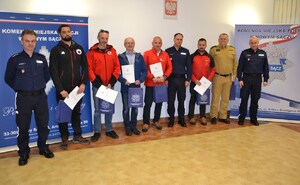 13. wspólne zdjęcie kierownictwa sądeckiej Policji i przybyłych gości