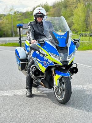 umundurowany policjant ruchu drogowego na motocyklu służbowym