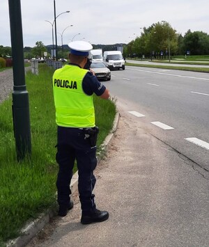 policjant ruchu drogowe z laserowym miernikiem prędkości, al. Piłsudskiego w Nowym Sączu
