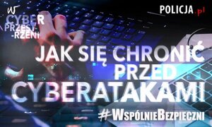 biały napis jak się chronić przed cyberatakami - w tle klawiatury i męska dłoń