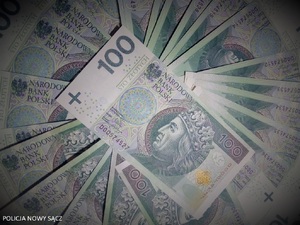 banknoty o nominale 100 złotych - zdjęcie ilustracyjne