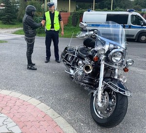 policjant rozmawia z motocyklistą podczas kontroli drogowej