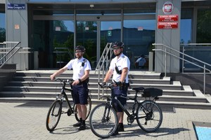 patrol rowerowy przed budynkiem komendy