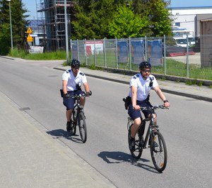 patrol rowerowy wyrusza na służbę w terenie