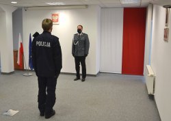 nowy policjant i Komendant Miejski Policji w Nowym Sączu w sali oficerskiej