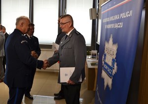 15. Komendant Bukański gratuluje nowemu komendantowi komisariatu