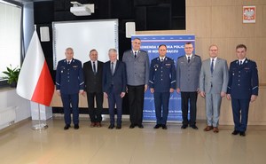17. wspólne zdjęcie awansowanych policjantów, kierownictwa KMP i przedstawicieli samorządów